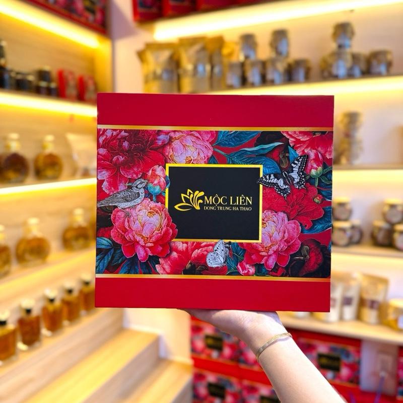 Hộp quà trà mix cùng mứt hạt Loại Ngon Nhất - xoài sấy muối ớt - dâu tây sấy - mứt dừa sữa - hạt dẻ cười - mứt bưởi sấy - trà hoa hồng - trà mãn cầu xiêm - trà hoa nhài Trà Chè Tea Chua