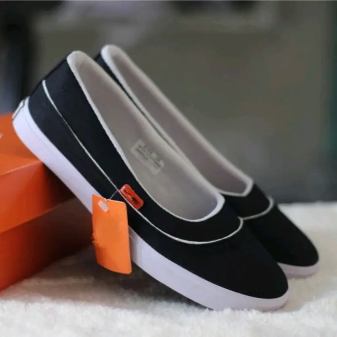 Sepatu Wanita Slip On Hitam Putih | Sepatu Kerja|Sepatu Kuliah|Sepatu Santai|Sepatu Hijabers Hak Datar (1 cm atau kurang)