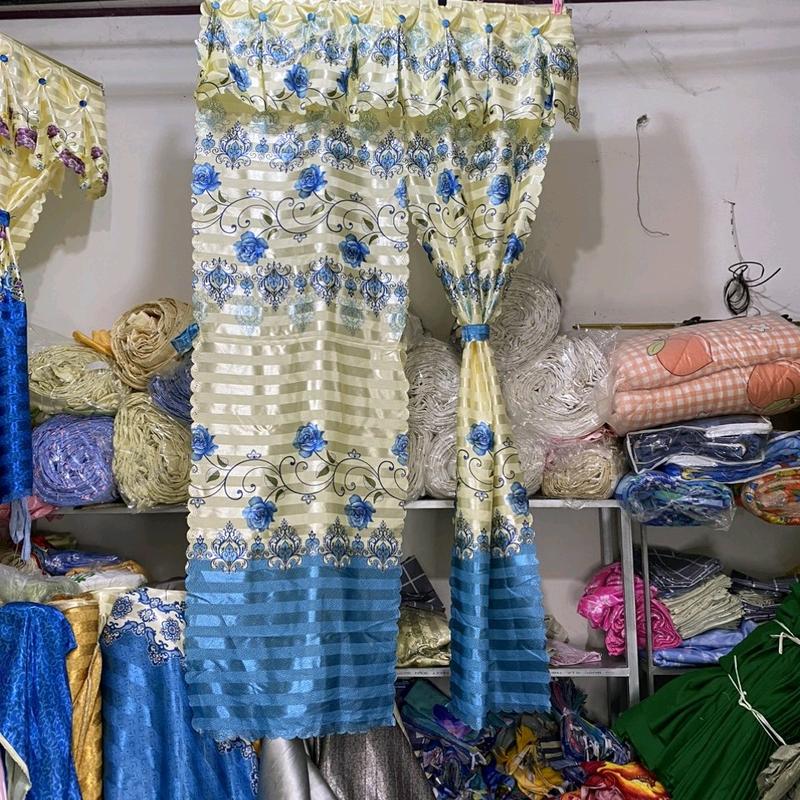 Rèm Cửa Gấm Bóng Chống Nắng In Hoa 1 Mặt Cản Sáng Xếp Con Xẻ Thân Khoen Treo Tường