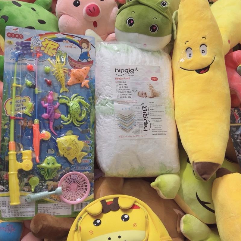 Hippig Combo 100 Bỉm Quần Dán Cao Cấp Kèm 2 Quà Gấu Bông Hoặc Đồ Chơi Balo Bình Nước Chất Lượng Cao Thấm Hút Nhanh Không Thấm Ngược Size Đa Dạng
