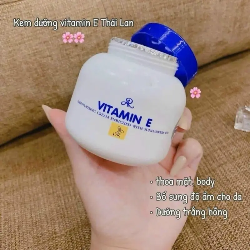 Vitamin E, chất kem mịn mát, dưỡng ẩm sáng da, căng bóng mịn da.