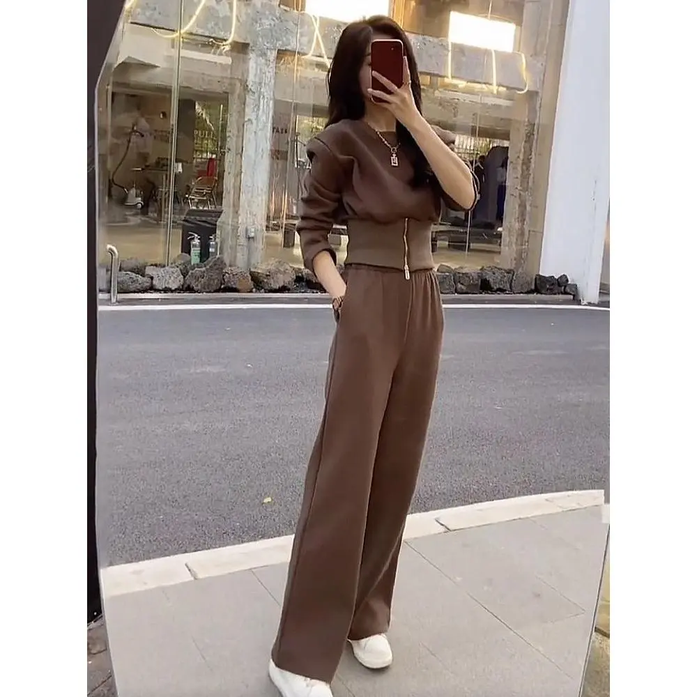 2023 New Retro Casual Sports Suit Women's Design Sense Niche Short Sweater Two-Piece Set Womenswear Overalls