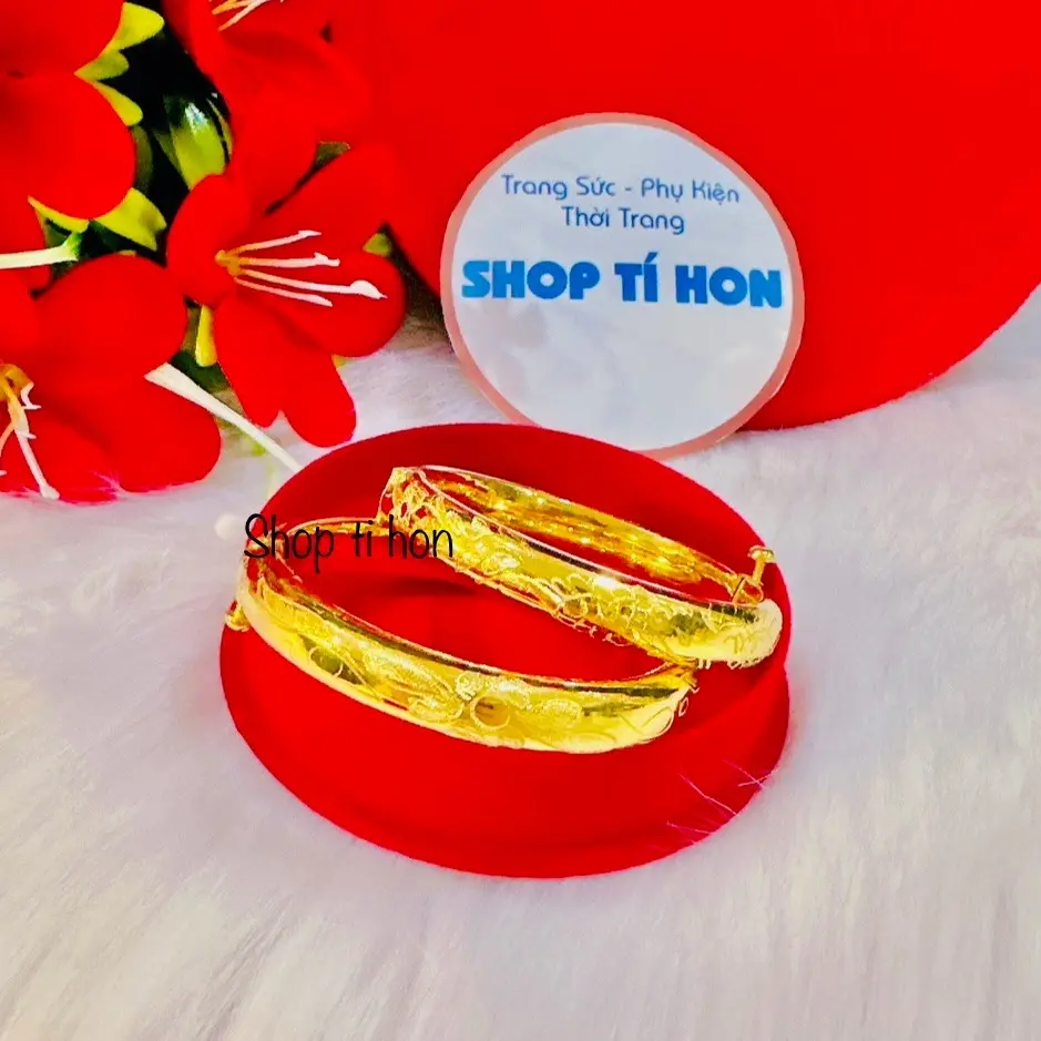 Vòng cưới 1 chỉ khoá vặn ốc bản tròn chạm thủ công màu 24 ( 1 vòng ) giao chạm ngẫu nhiên