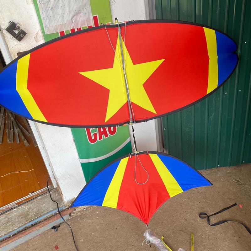 Diều in nhiệt(2m-1m7) sắc nét- mẫu cờ đỏ sao vàng. (2m- nan tím.) Sản phẩm đã bao gồm áo diều và khung diều