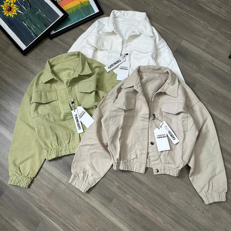 TIENSTYLE Áo Khoác Jean Nữ Nắp Túi Bo Chun Cổ Bẻ Khoác Bò Chun Eo Tay Bo cánh dơi Jacket Có Cổ Women Chất Liệu Jean Không Giãn Dày Dặn Bền Màu Nhiều Màu Size Free Size Dài 44-47Cm Phom Lửng Vừa Tay Dơi Nhẹ V1