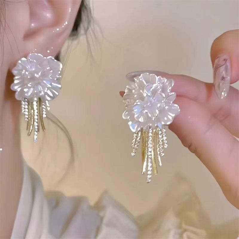 Product Introduction of Hoa Tai Hoa Trà, Màu Trắng, Tua Rua Thanh Lịch, Cao Cấp, Độc Đáo Và Tinh Tế, Hoa Tai Hoa 3