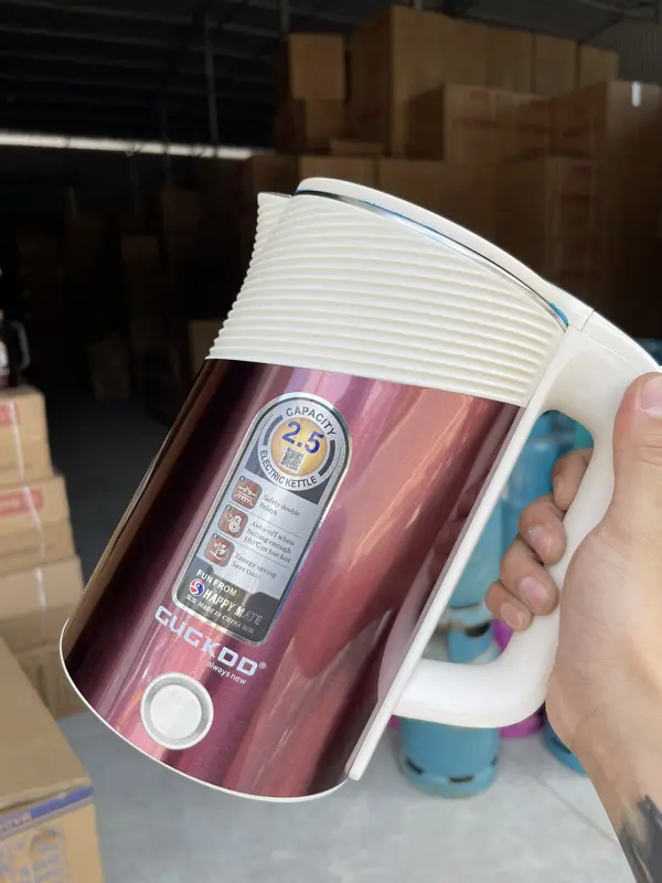 Ấm đun nước siêu tốc Gugkoo ST28  , Dung Tích 2 Lít , Thiết kế 2 lớp chống bỏng , lõi inox 304  , tự động ngắt khi sôi . 2