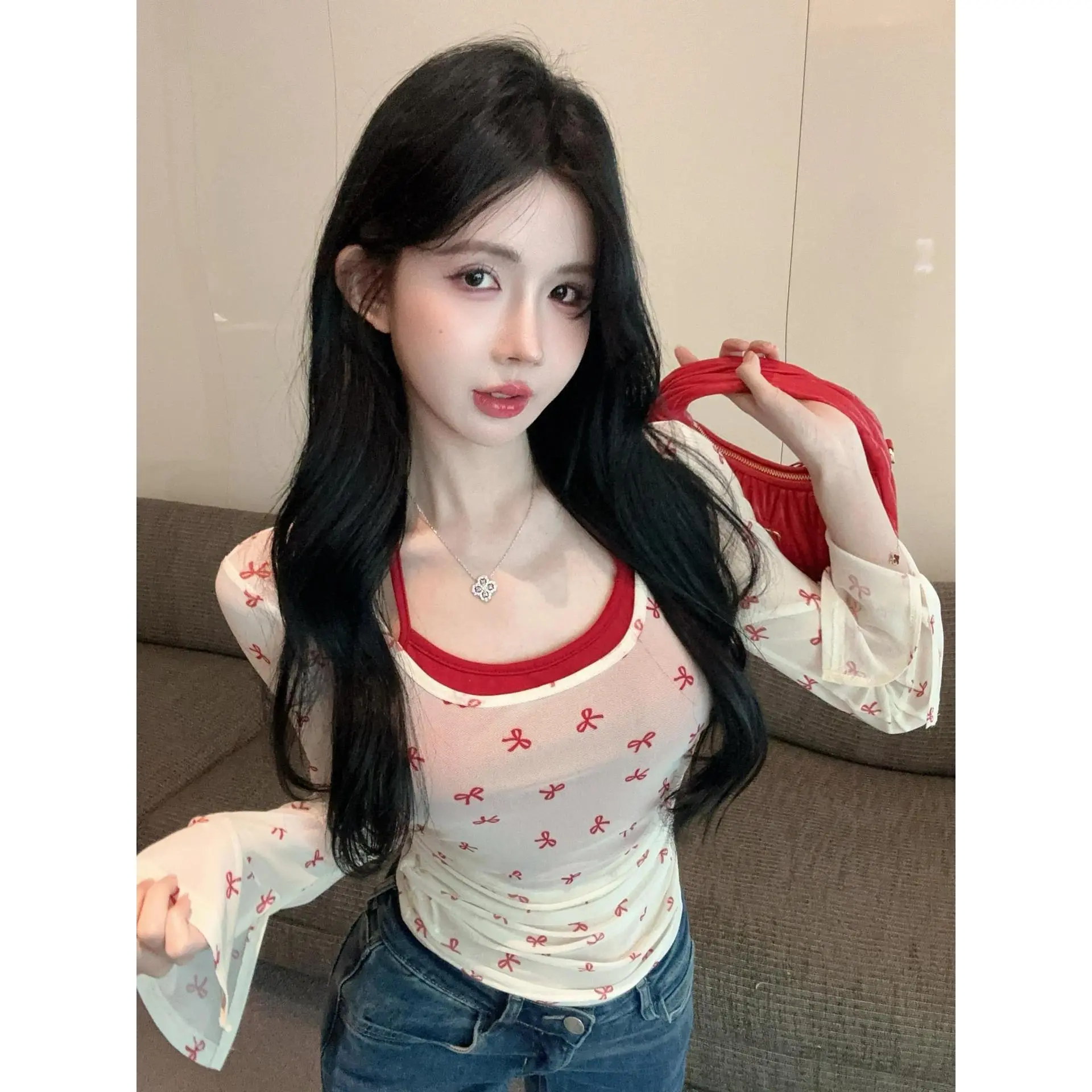 เสื้อยืดแขนยาว Halterneck พร้อมโบว์ สำหรับฤดูร้อนของผู้หญิง ทรงสลิมฟิต เซ็กซี่ และอเนกประสงค์ สาวฮอต เก๋ไก๋ เสื้อชีทรู สูทสองชิ้น