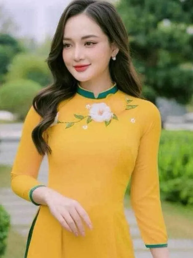 Áo dài nữ màu vàng phối cổ viền xanh thêu hoa cao cấp, vải lụa mỹ loại 1. quần kèm màu xanh như mẫu