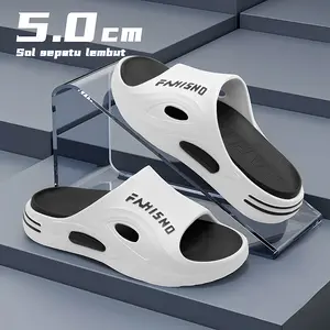 Sandal pria tahan aus dengan sol tebal yang lembut dan anti-selip untuk digunakan di dalam dan luar