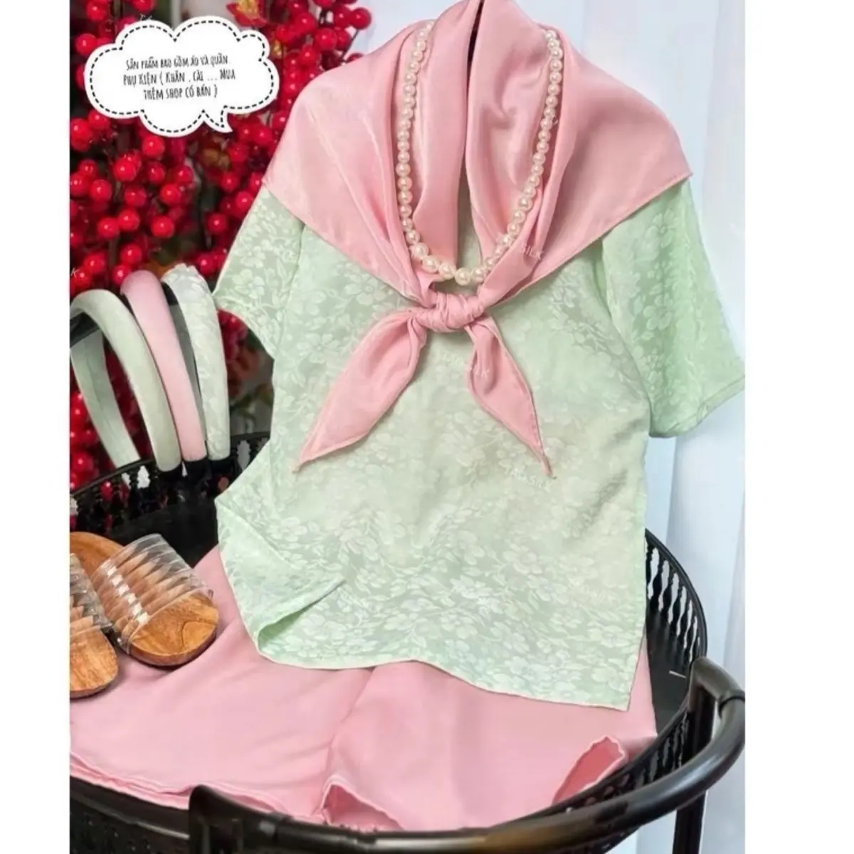 Sét áo dài mẹ và bé gái cổ tròn có gấm xanh ngọc (kèm bờm cho bé )