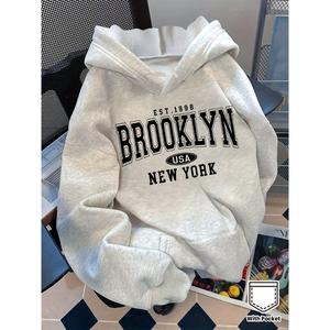 Sudadera deportiva informal con capucha para mujer con el nombre «BROOKLYN» estampado en la parte delantera, detalles en los hombros y bolsillo canguro. Confeccionada con un tejido suave para mayor comodidad, perfecta para regalar.