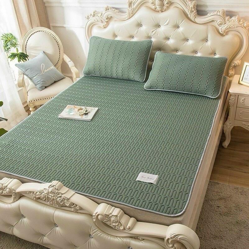 Chiếu điều hoà 3 lớp có chun cài 4 góc màu trơn kèm 2 vỏ gối cùng bộ
