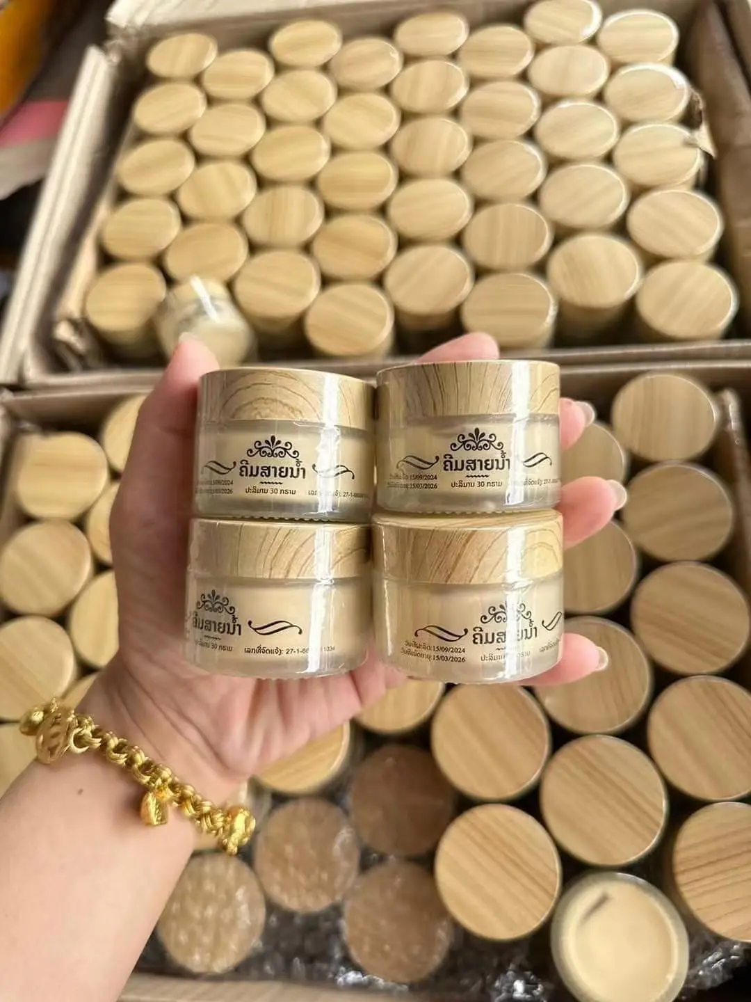 ครีมสายน้ำ4กระปุก ขนาด 30g แบรนด๋สายน้ำ ให้ความชุ่มชื่นผิว ของแท้100% ส่งตรงจากบริษัท