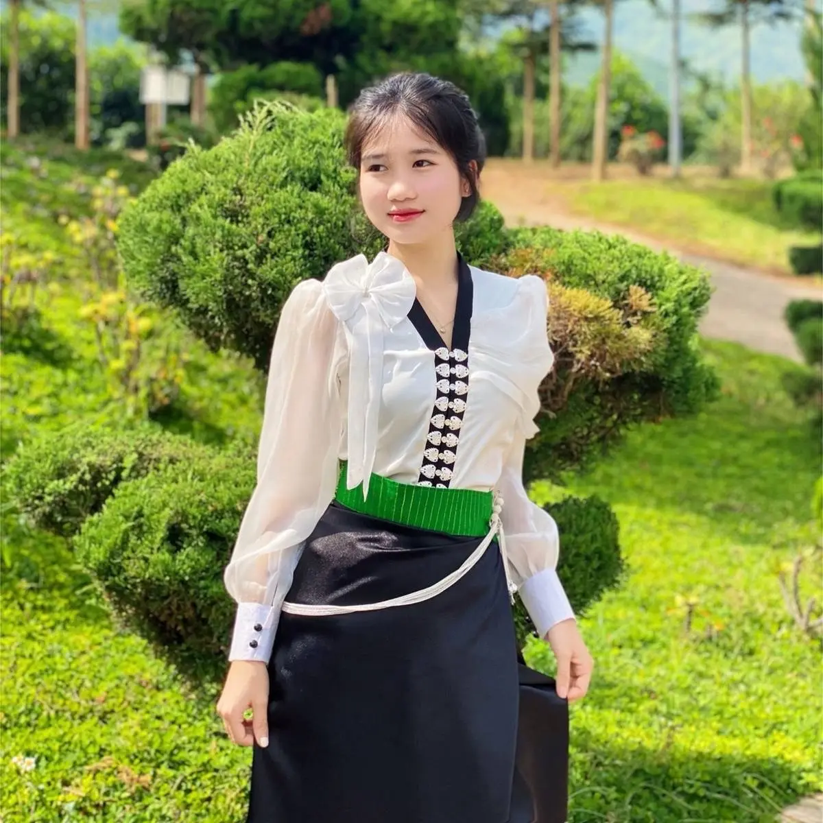 Set áo cóm nơ trắng + váy gấp xẻ ngoài Nữ Women Top