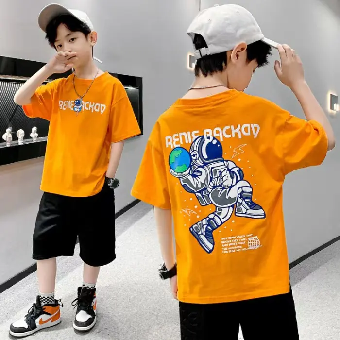 จัดส่งในประเทศไทย เสื้อยืดเด็กผู้ชาย ชุดฤดูร้อน 2025 เด็กใหม่ เด็กกลางและผู้ใหญ่ ทันสมัย พิมพ์ลาย เสื้อยืดผ้าฝ้ายแขนสั้น เสื้อคอกลม เสื้อผ้าเด็กสไตล์ตะวันตก