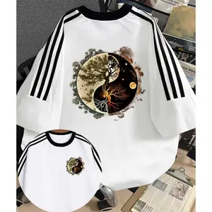 Kaos lengan pendek untuk pria dan wanita, gaya Amerika, tambal sulam huruf, tiga garis, trendi dan keren, gaya Korea, atasan lengan pendek longgar untuk pria dan wanita.