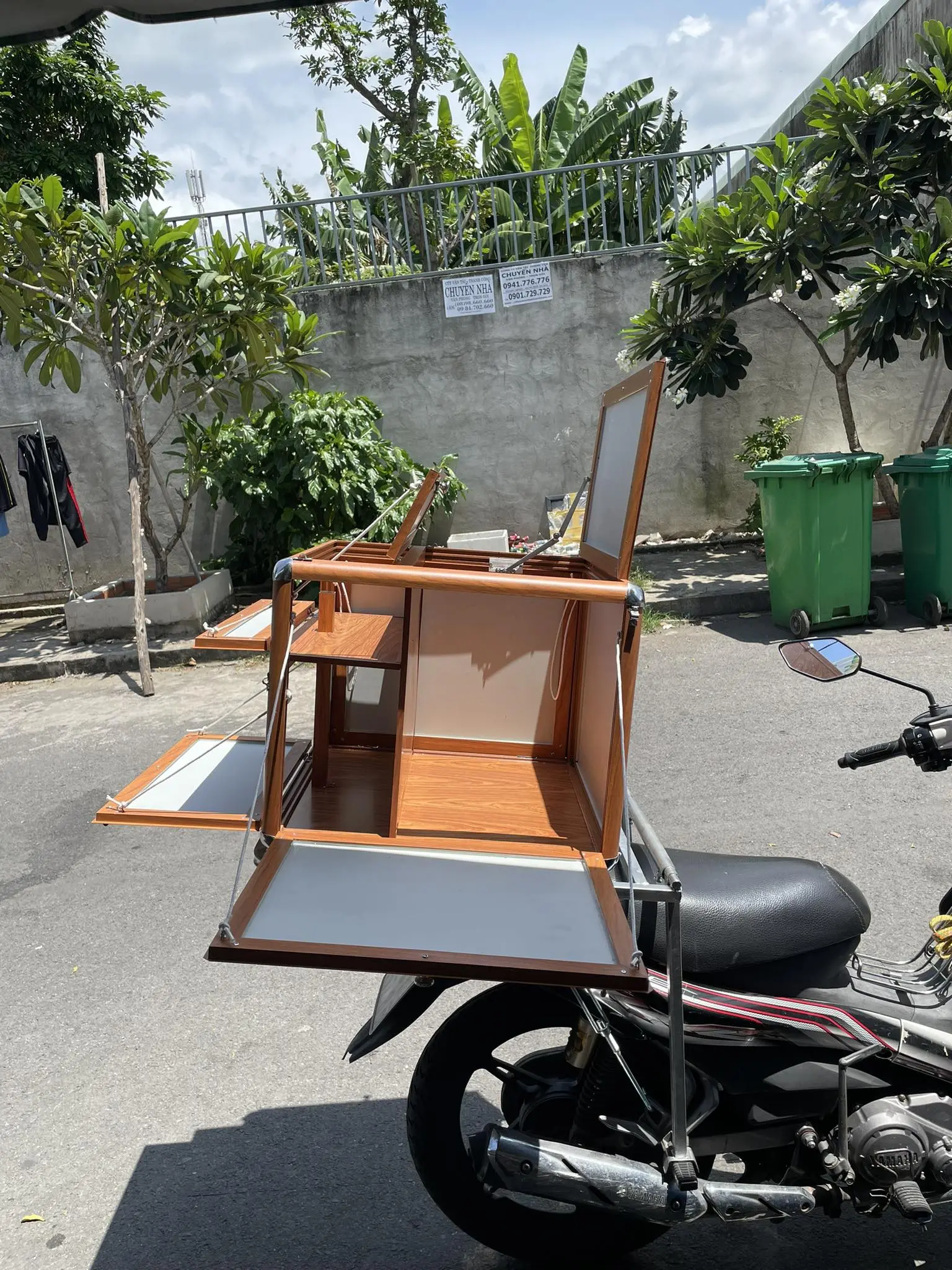 Thùng cafe xe máy Sử dụng để bán cafe, trà chanh, các loại đồ ăn vỉa hè. Tiện lợi, an toàn, hạn chế các tình trạng bị các sếp rượt đuổi, tịch thu xe. Thùng nhỏ gọn,  60x50x45 vân gỗ