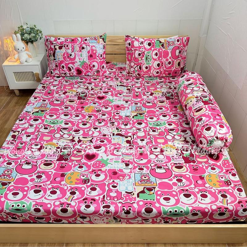 [BÔNG BÉDDING] Bộ Ga Gối Thun Hàn Quốc Chất Vải Mềm Mịn Mát, Mẫu GẤU DÂU LOTSO CUTE MÀU HỒNG (gồm 4 món: 1 ga bo chun, 2 vỏ gối nằm, 1 vỏ gối ôm dây rút)