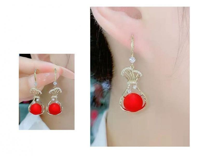 Product Introduction of Hoa Tai Cao Cấp, Màu Đỏ, Phong Cách Mới, Dành Cho Nữ, Thời Trang Thanh Lịch, Hợp Xu hướng, Dễ Phối Đồ, Phổ Biến, Năm 2024, Chất Lượng Cao Women 4