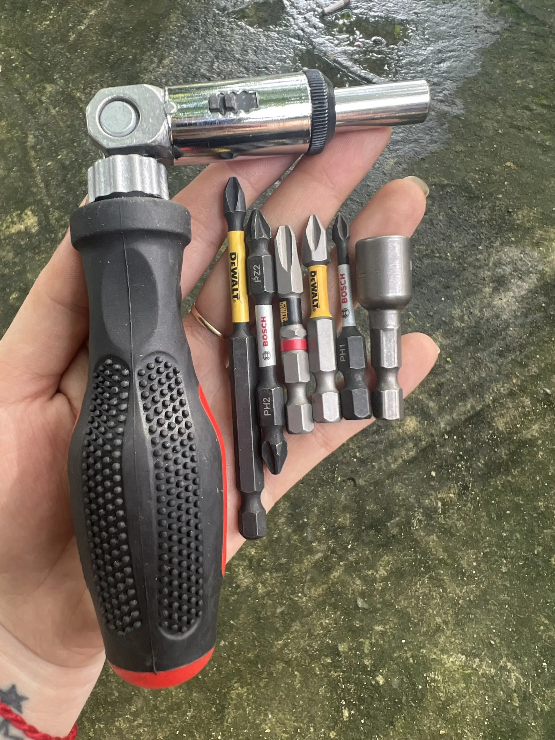Tay vặn vít góc vuông tiện lợi kèm set vít