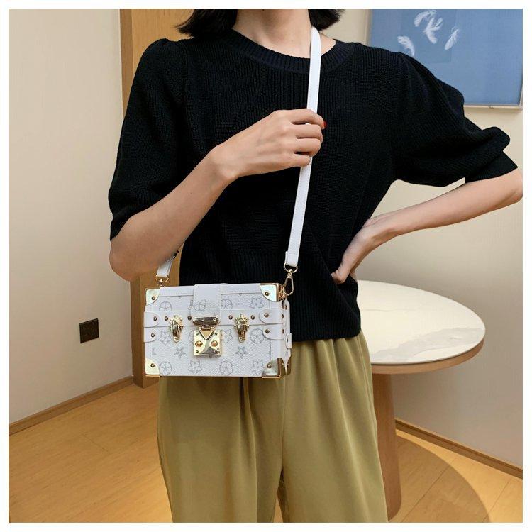 Product Introduction of Vintage Print Women's Box Bag High-Value New Light Luxury Niche Makeup Bag Small Square Bag Single Shoulder Crossbody Bag 18