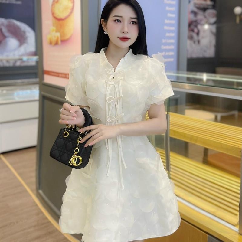 ￼Váy thiết kế dáng A cổ tàu phối dây nơ- Khâu đính hoa thủ công thắt nơ trước, đầm dự tiệc, đi chơi đi làm. Đầm thiết kế tôn dáng che khuyết điểm. 2 tông màu dễ mặc. Nữ Women Kem Dress Lịch váy  tiệc   váy thường mặc dam  didam cuoi váy  tay phồng váy  cổ 1