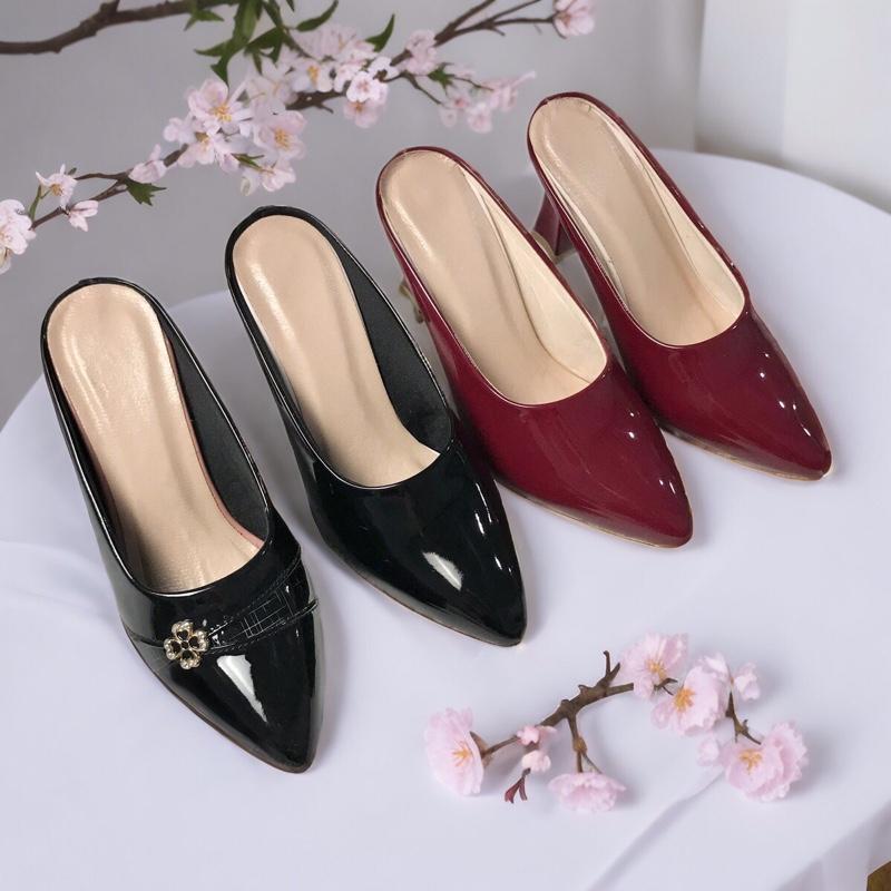 Giày Hở Gót Thiết Kế Có Mác Hoa nho dán , Da Bóng Mũi Nhọn , Mui vuông  Cao 5p Và 7p   DéP Nữ  Cao Su Đế Cao