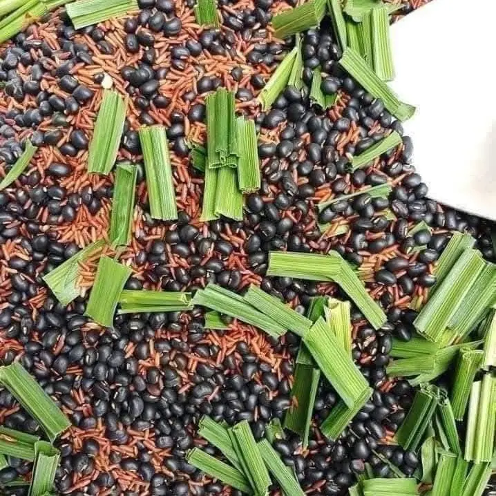 1KG GẠO LỨT HUYẾT RỒNG, ĐẬU ĐEN, LÁ DỨA RANG THỦ CÔNG