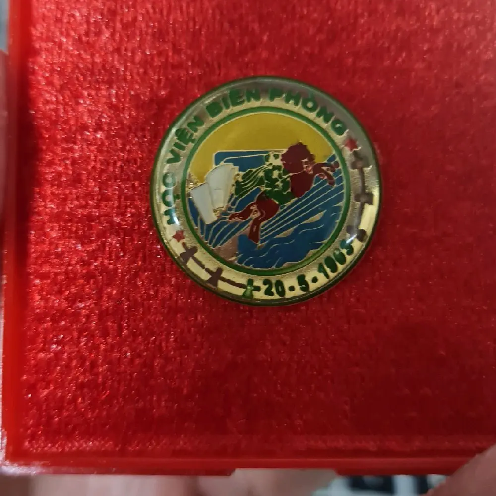 Huy hiệu BPH - HỌC VIỆN BIÊN PHÒNG ( có hộp kèm )