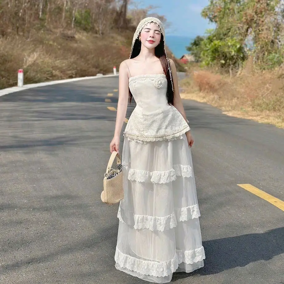 Sét áo 2 dây peplum xẻ tà đắp ren + chân váy maxi phối xô thêu