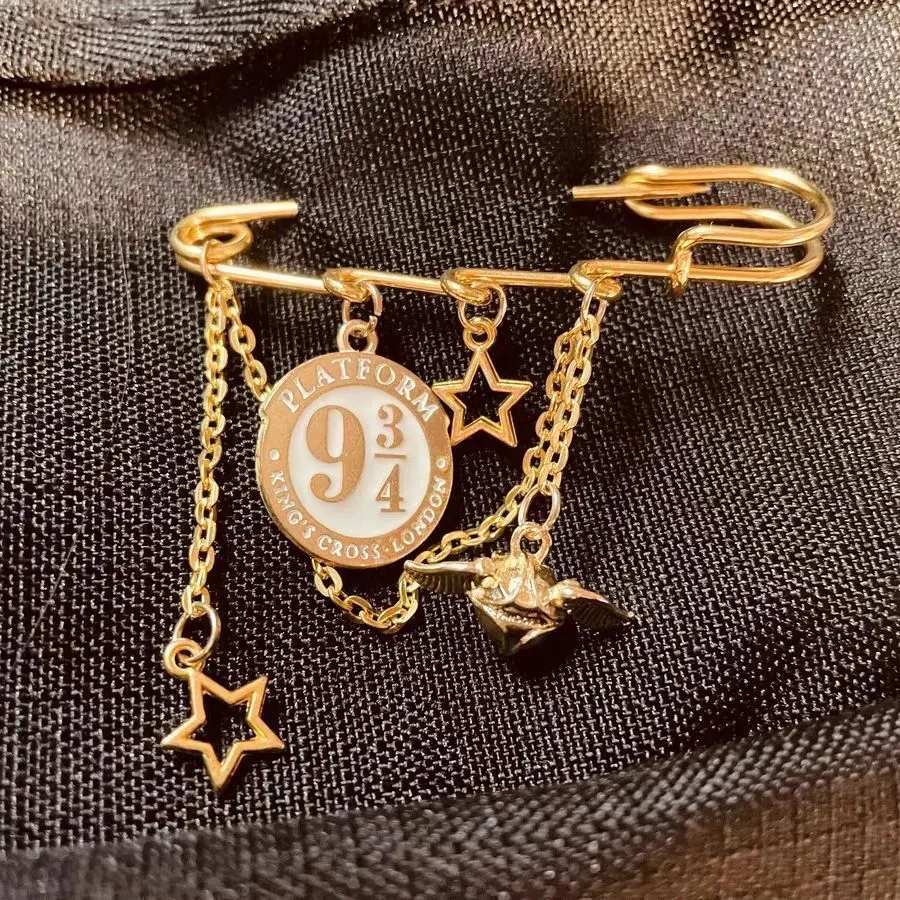 【brooch】Harry Potter Peripheral 943 Station No. XINGX Flying Thief Brooch Retro Temperament Schoolbag Clothes Pin Accessories