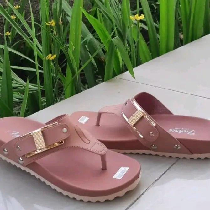 Sandal jepit wanita motif gesper elegan sendal sehari hari 0