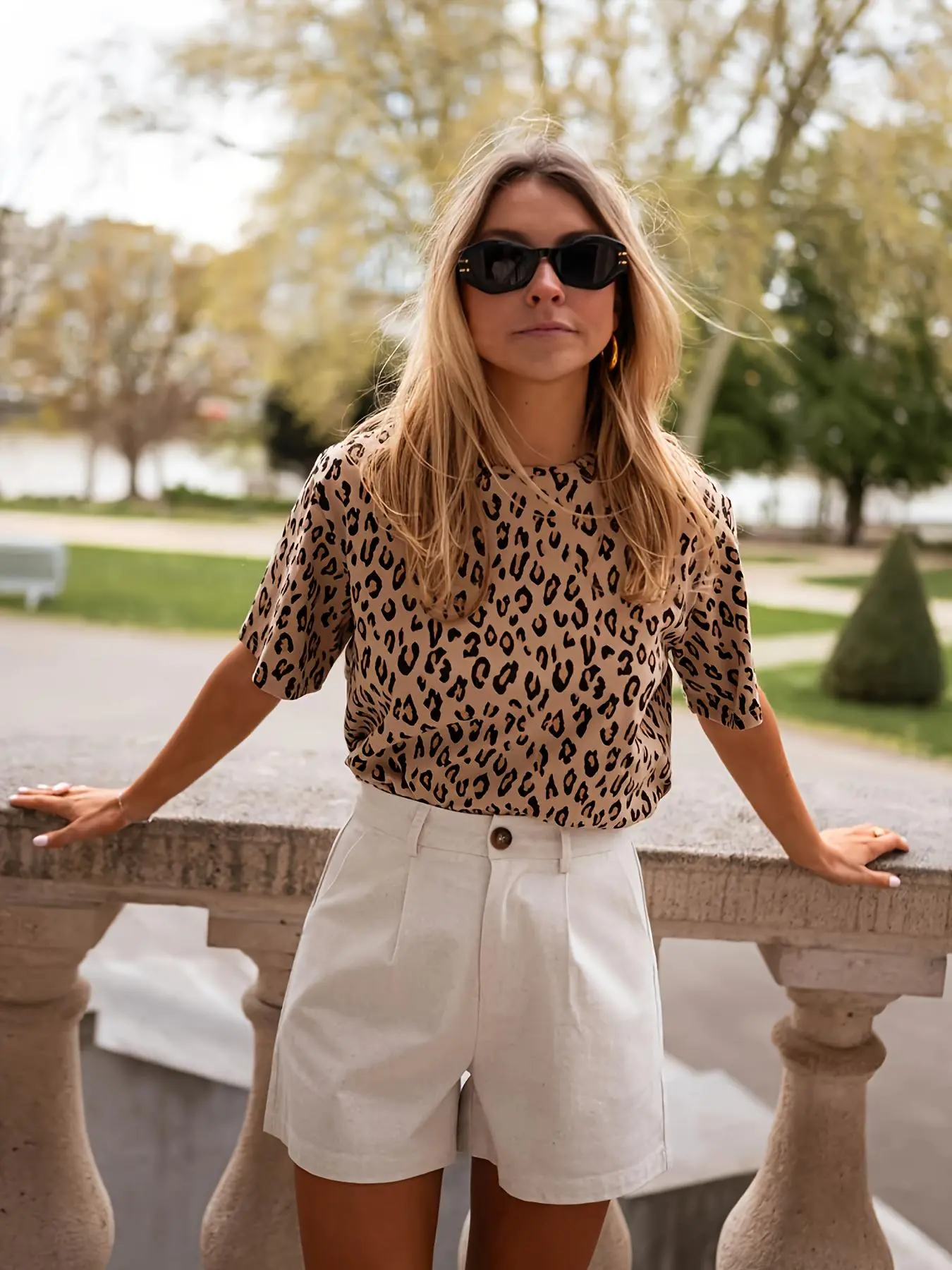 Women's Leopard Print Tee, Elegant Casual Short Sleeve T-shirt for Summer, Ladies Clothes for Daily Wear, Top