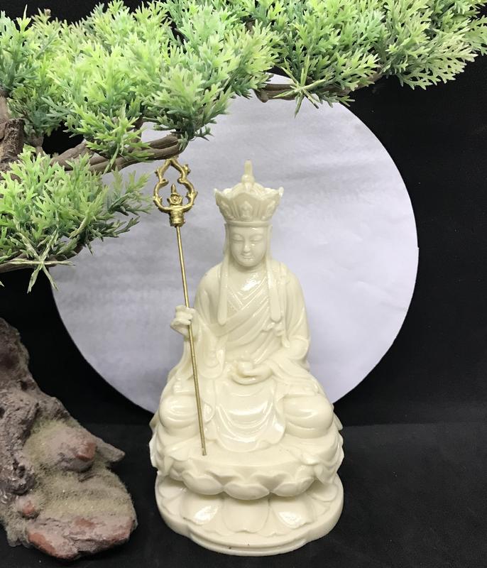 Tượng Địa Tạng Vương Bồ Tát 17cm dáng ngồi bằng đá đúc (nhiều màu sắc). Trang trí trên ô tô, tiểu cảnh, bonsai, ghép lũa, để bàn trà, phòng khách, bàn làm việc, thờ thần tài...