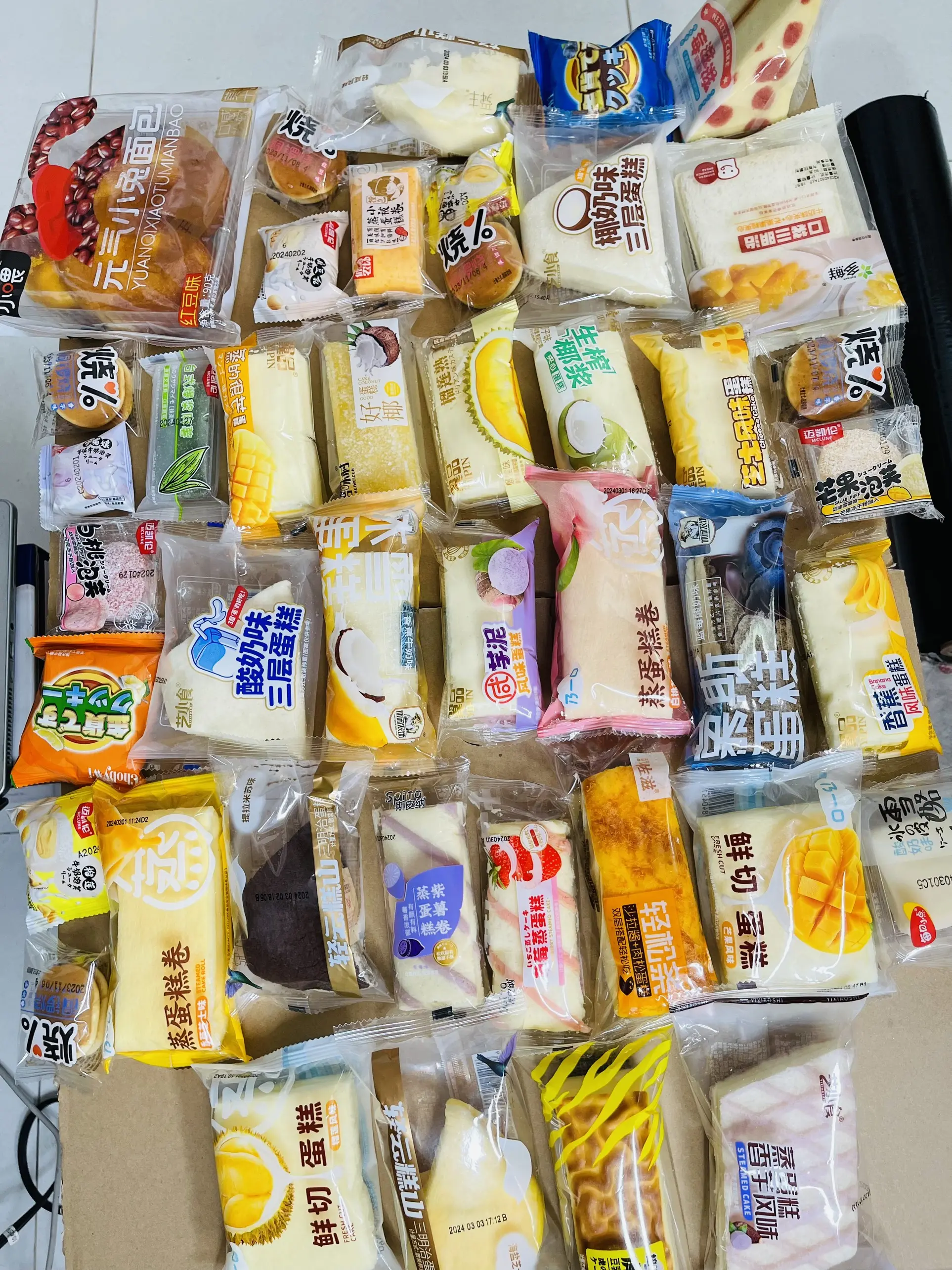 Bánh nội địa, thùng 2,3kg(cả thùng) !ngày in trên bánh là ngày sản xuất, HSD 3-6 tháng.