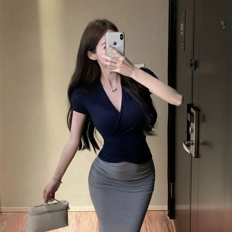 Áo thun mỏng tay ngắn cổ chữ V gợi cảm và dễ thương với thiết kế đan chéo, bó sát, phù hợp cho mùa hè, áo hai dây mảnh và chân váy ôm sát cơ thể.