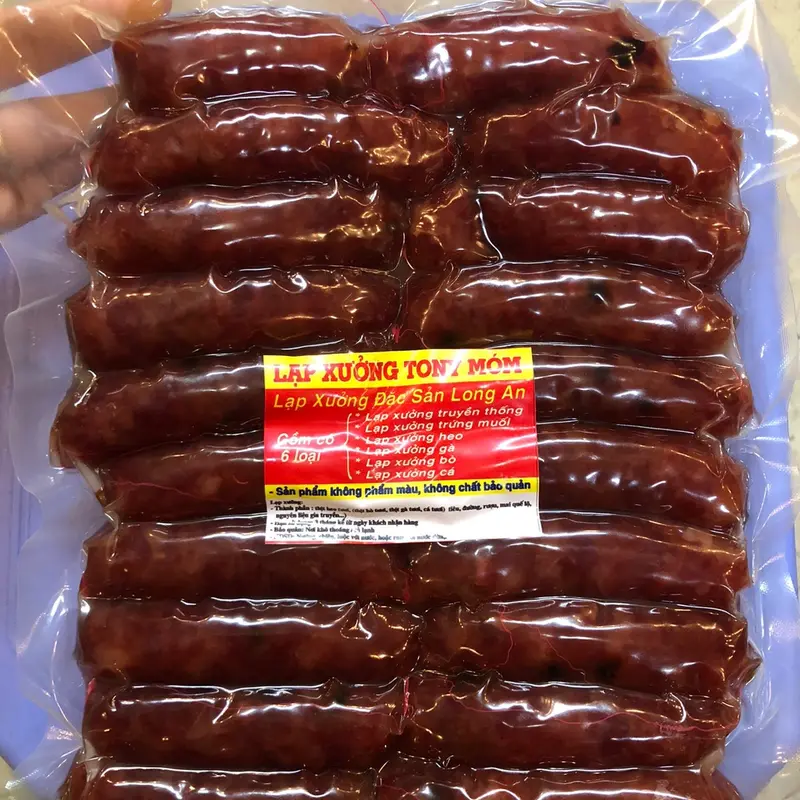 1 KG lạp xưởng NẠC NHIỀU  ít mỡ  nhà Tony Móm Food. Trong bịch lạp xưởng có tươm nước là bình thường 2