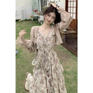 เดรสสายเดี่ยว สไตล์ฝรั่งเศส น่าระทึกใจ และพลิ้ว เหมาะสำหรับผู้หญิง ชุดฤดูร้อน ลายดอกไม้ ดีไซน์กระชับสัดส่วน เดรสยาวอ่อนโยน พร้อมคาร์ดิแกน