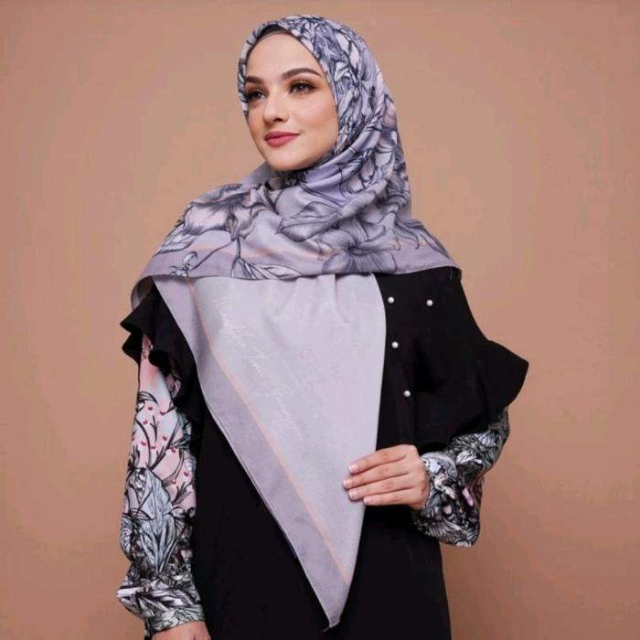 Gambar mandjha ivan gunawan hijab - blooming butterfly grey scarf dari amanaashop Kota Makassar Tokopedia