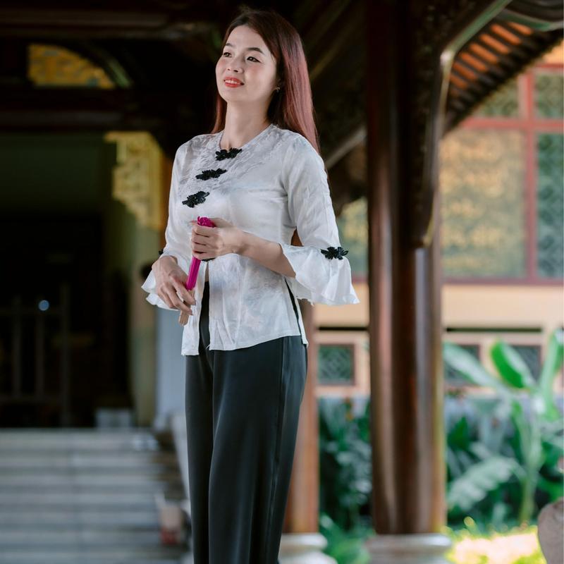 Product Introduction of SÉT ÁO LẺ,QUẦN LẺ  BÀ BA TAY LOE NÚT TÀU, CHẤT LIỆU GẤM 2 DA,QUẦN PLANTIN, QUẦN BẢN LƯNG PHÍA SAU, KẾT HỢP TÚI TRONG, PHONG CÁCH LỊCH LÃM SANG TRỌNG, TẶNG KÈM 1 CỘT TÓC XINH Nữ Women 50