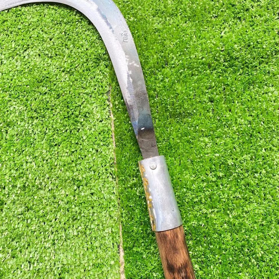 Liềm giựt dừa giựt cành.cán gỗ.dài 75cm.làm bằng nhíp xe ô tô.chức năng bền và bén