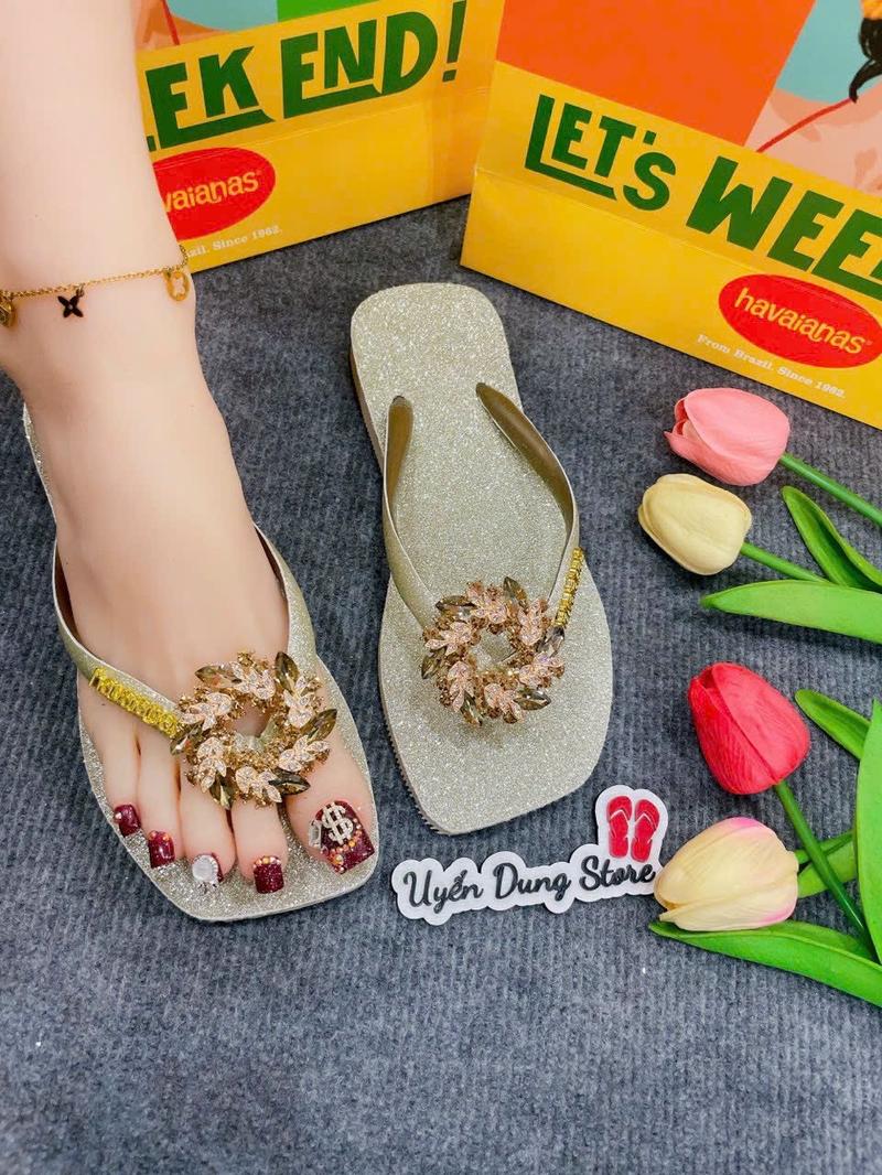 Product Introduction of Dép Nữ Vuông Si Nhũ Vàng Kèm Charm HVN 9