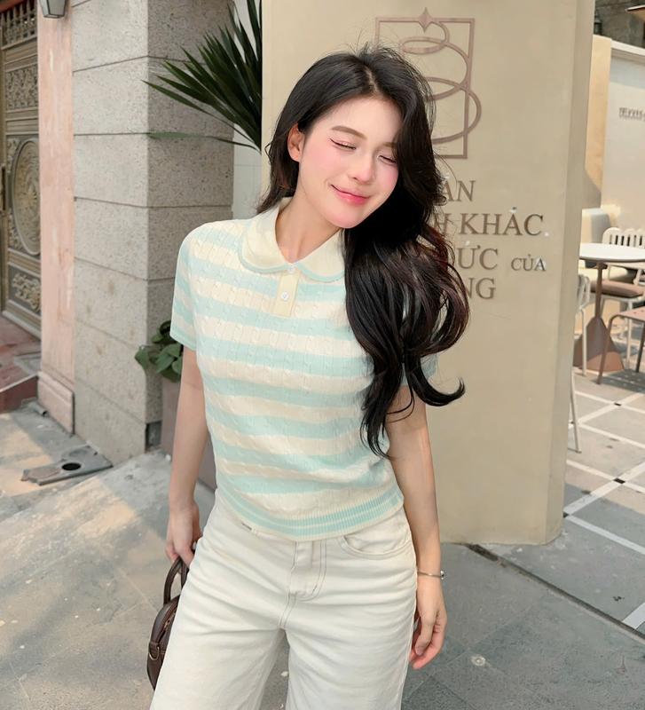 DELIZ - Áo len nữ ngắn tay cổ sen tone màu nhẹ nhàng thiết kế kẻ ngang dệt vân nổi - PL32