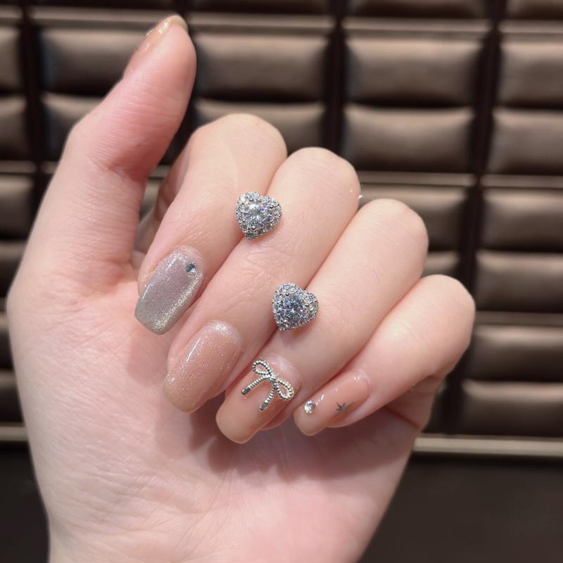 Phụ Kiện Bông Tai Bạc Trái Tim Một Hột Chạm Tấm Nụ Nhí Xi Kim (B65)