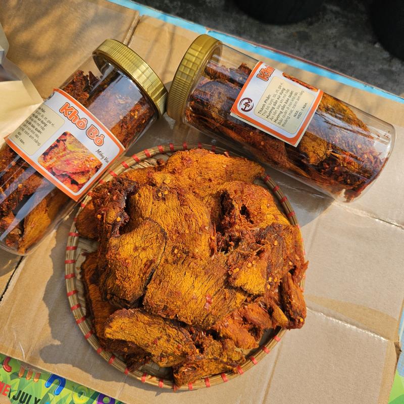 - KHÔ BÒ vụn  TO  mềm  -1kg  2 hủ Snack T Ăn Vặt