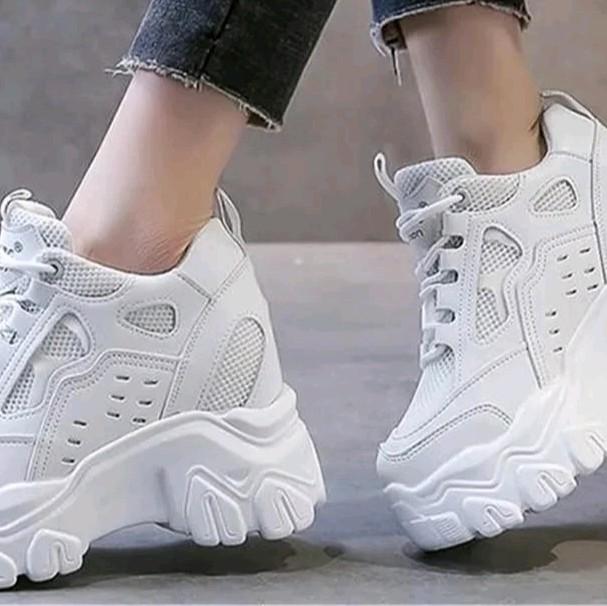 Sepatu Sneakers Wanita Sol Tinggi Model Terbaru Musim panas Musim dingin Tanpa Hak Casual Flat Putih Shoes 1