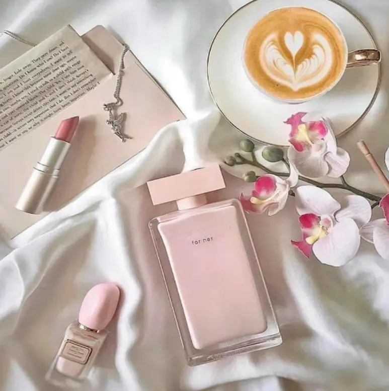 (Nar hồng ) Nước hoa nữ Nar For her có sức hút khó cưỡng nhất. Một sự kết hợp đa dạng các thành phần từ tươi mới, đậm đà, nữ tính đến có chiều sâu 0