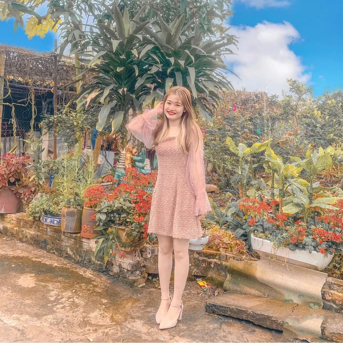 Váy thêu ngọc trai