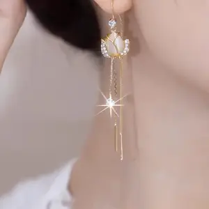 AT38 -Anting Wanita Korea Flower Mutiara Model Simpel dan Elegant